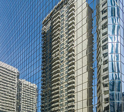 Hochhäuser von Calgary spiegeln sich in den Fassaden anderer Hochhäuser