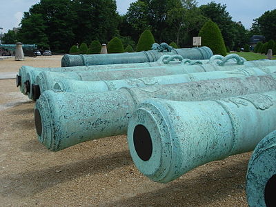 Bronzekanonen vor dem Invalidendom in Paris