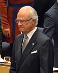 Kungen inträder i plenisalen i Sveriges riksdag.