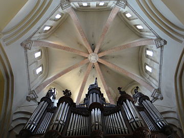 La coupole du clocher et l'orgue