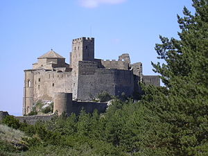 Nepravilno oblikovan grad Loarre v Pirenejih v Španiji.