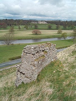Roxburgh Castle, River Tweed og Floors Castle