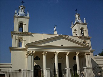 La Cathédrale Nuestra Señora del Rosario sur la place J.B.Cabral à Corrientes fut construite de 1854 à 1861.