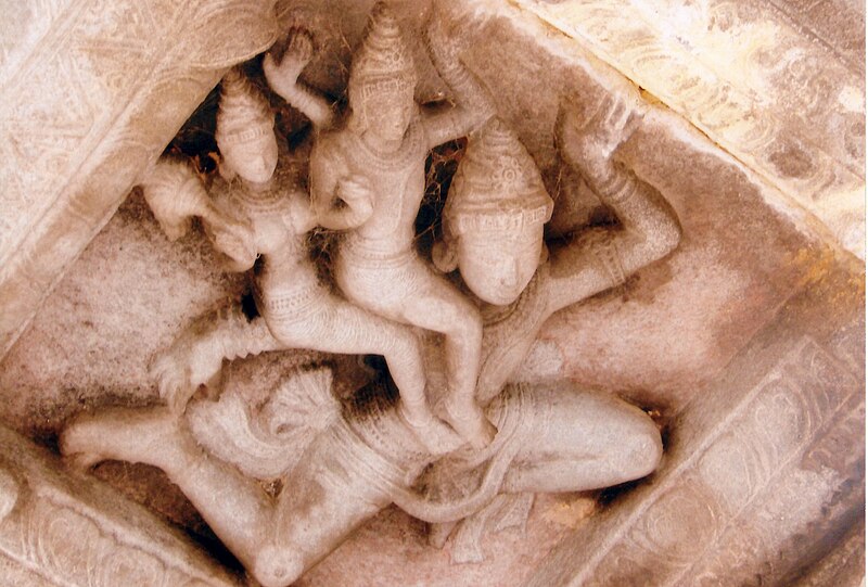 File:Ceiling sculpture5 in Panchakuta Basadi at Kambadahalli.jpg
