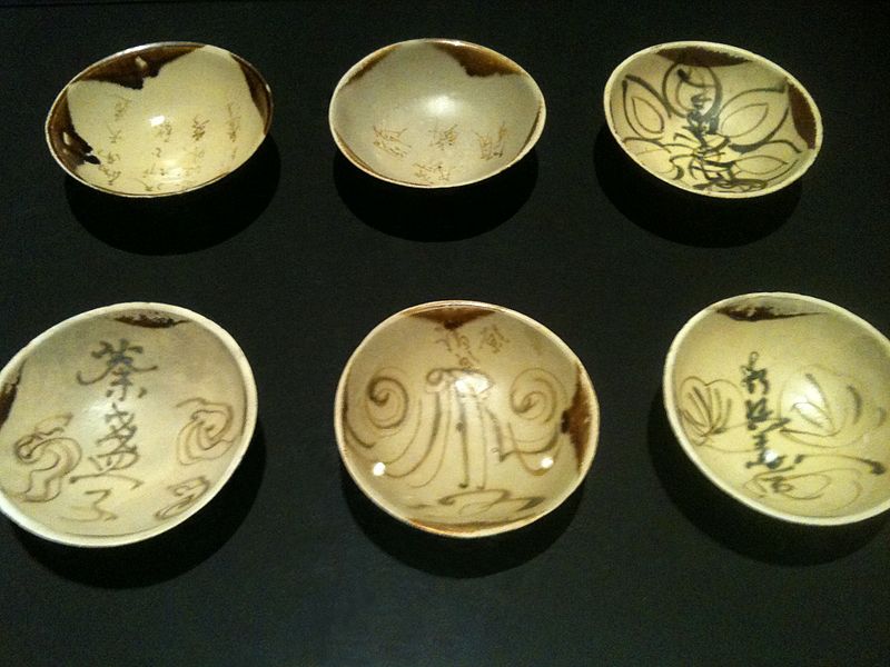 File:Changsha bowls from the Belitung shipwreck, ArtScience Museum, Singapore - 20110319-02.jpg