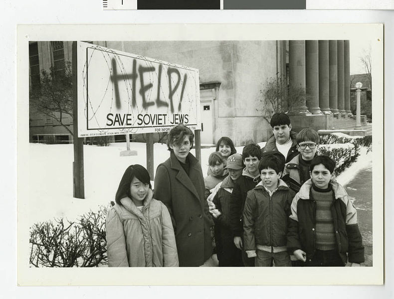 File:Children in front of synagogue sign in support of Soviet Jews.jpg