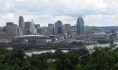 Věž WKRQ, jak je vidět ve vztahu k panoramatu Cincinnati, je to mřížová věž na levé straně obrazu severně od centra města