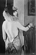 Clara Bow en robo kun dorsdekoltaĵo dum la 1920-aj jaroj