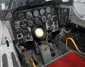 Кабина F-86D. Снизу по центру приборной доски ЭЛТ-индикатор радиолокационного прицела.