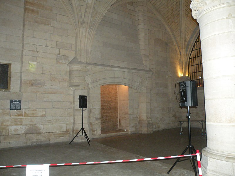 File:Conciergerie Salle des gens d'armes 08.JPG