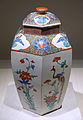 Jarre hexagonale, porcelaine d'Imari style kakiemon. Arita 1670-1690, Edo. Musée d'art Matsuoka, Tokyo.