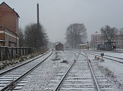 Infarten till Kristianstad södras bangård tillhörande järnvägsmueseet. Huvudspåret, till vänster i bild, kommer från Åhus och går till Kristianstad C. Bild mot norr