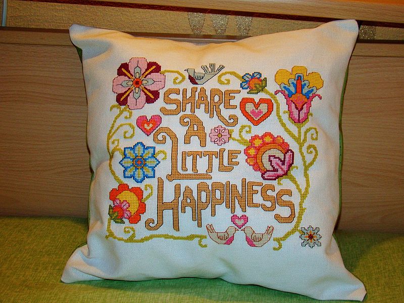 https://upload.wikimedia.org/wikipedia/commons/thumb/0/01/Cross_stitching_pillow.jpg/800px-Cross_stitching_pillow.jpg