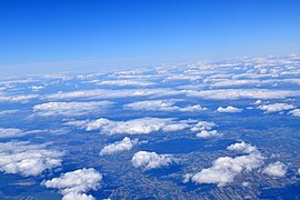 Cumulus vue d'un hublot d'avion.