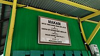 Banjar: Papan ngaran di Kubah Datu Tabib Anang Irang di Jalan Veteran, Sungai Bilu, Banjarmasin, Kalimantan Salatan. Bahasa Indonesia: Papan nama Makam Datu Tabib Anang Irang di Jalan Veteran, Sungai Bilu, Banjarmasin, Kalimantan Selatan. English: A name plate at the Tomb of Datu Tabib Anang Irang in Veteran Street, Sungai Bilu, Banjarmasin, South Kalimantan.