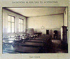 A régi fiúiskola egyik tanterme (1900 előtt)