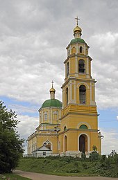 Uma igreja com paredes amarelas.