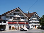 Дом Dorf 5, справа от Gasthaus zur Krone.