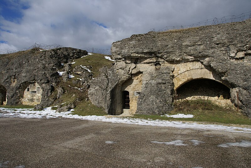 File:Douaumont caserne2.JPG