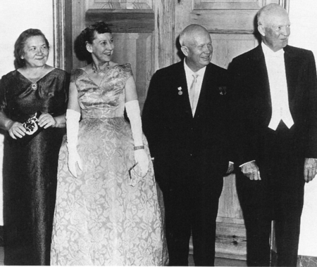 Fail:Dwight Eisenhower Nikita Khrushchev and their wives at state dinner 1959.png