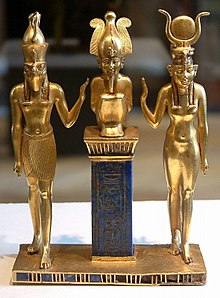 Mặt dây chuyền có mang khung tên của Osorkon II. Ba vị thần lần lượt từ trái qua: Horus, Osiris và Isis.