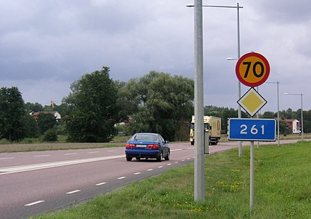 Priority road with 70 km/h limit (länsväg 261). The dashed line, common in Sweden, means you are allowed to use the shoulder to facilitate overtaking.