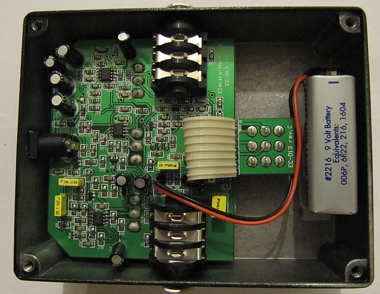 File:Electro-Harmonix Micro Metal Muff opened-battery and electronic circuit visible 2854.JPG