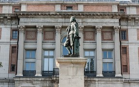 Monumento a Murillo (réplica de 1871), de Sabino Medina, delante de la Puerta de Murillo, entre el Museo del Prado y el Jardín Botánico de Madrid (el original es de 1859 y está en Sevilla).[5]​