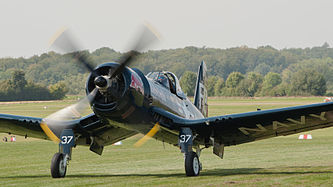 English: Eric Goujon/Red Bull Vought F4U-4 Corsair (reg. OE-EAS, cn 9149, built in 1945). Engine: Pratt & Whitney R2800 CB-3 (2100 hp). Deutsch: Eric Goujon/Red Bull Vought F4U-4 Corsair (Reg. OE-EAS, cn 9149, Baujahr 1945). Antrieb: Pratt & Whitney R2800 CB-3 (2100 PS).