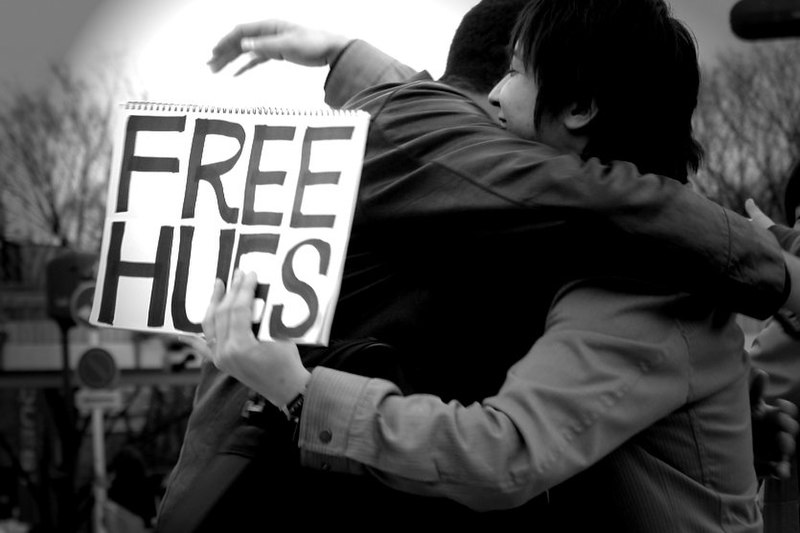 File:FREE HUGS, in Hibiyakoen, Tokyo Prefecture.jpg