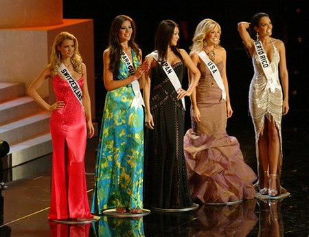 ไฟล์:Five_finalists_at_Miss_Universe'06.jpg
