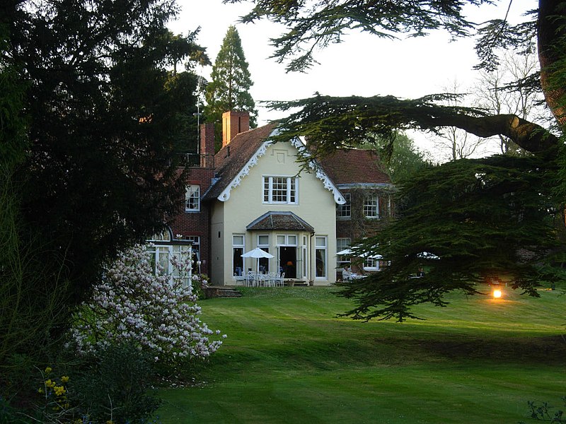 File:Flitwick Manor - geograph.org.uk - 1833991.jpg