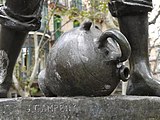 Català: Font del Noi dels càntirs. Pl. Urquinaona (Barcelona). Escultor: Josep Campeny i Santamaria, signada. Material: bronze sobre base de pedra de Montjuïc. 1912, restaurada 2009. This is a photo of public art indexed in the cataloge Art Públic of Barcelona (Spain) under the code number 2811-1 (prefixed with territorial id: 08019/2811-1) Object location 41° 23′ 21.05″ N, 2° 10′ 22.66″ E  View all coordinates using: OpenStreetMap