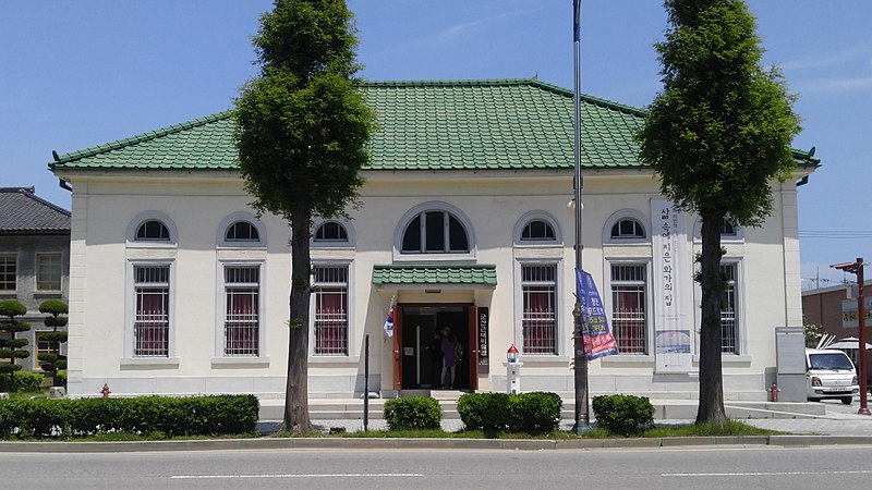 File:Former The Eighteenth Bank Gunsan branch.jpg