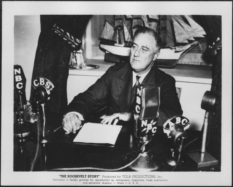 File:Franklin D. Roosevelt having a fireside chat in Washington, D.C - NARA - 196760.tif