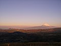 初日の出を背に巣雲山から富士山を望む