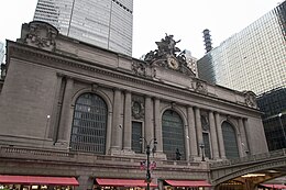 De zuidgevel van Grand Central Terminal, gezien vanaf 42nd Street