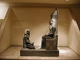 Horemheb kleči pred Atumom, statue u Luksorskom muzeju