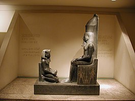 Beeld van Horemheb geknield voor de god Atoem Luxor Museum