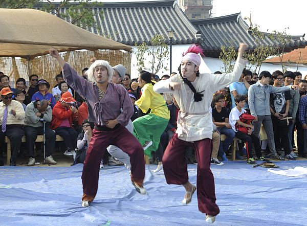 Dancers performing "Gangnam Style" at the Gimje Horizon Festival