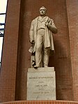 Staty av George Stephenson i Stora hallen