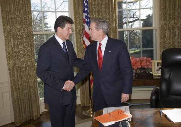 Manchin greeting President George W. Bush in 2006