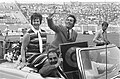 Gert & Hermien rijden in een open auto door het Olympisch Stadion met Willem Duys op de bijrijdersstoel.