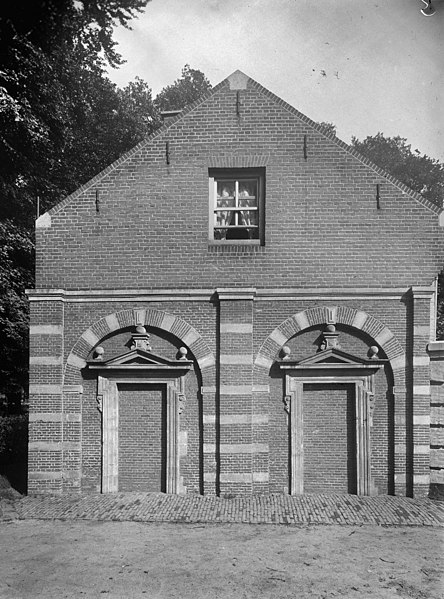 File:Gezicht op het Huis Valkenberg, boognissen met in het boogveld pseudopoorten - Breda - 20041709 - RCE.jpg