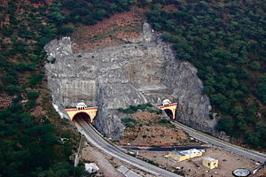 자이푸르 부근을 관통시키고 있는 가트키구니 터널