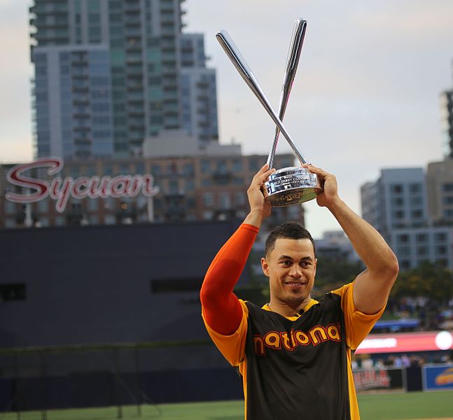 File:Giancarlo Stanton holds up the T-Mobile -HRDerby trophy. (27938825843).jpg