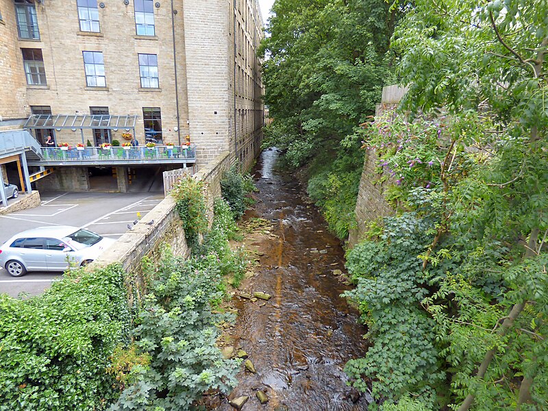 File:Glossop Brook - geograph.org.uk - 5646514.jpg