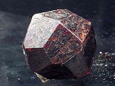Krystal pyropu z Madagaskaru