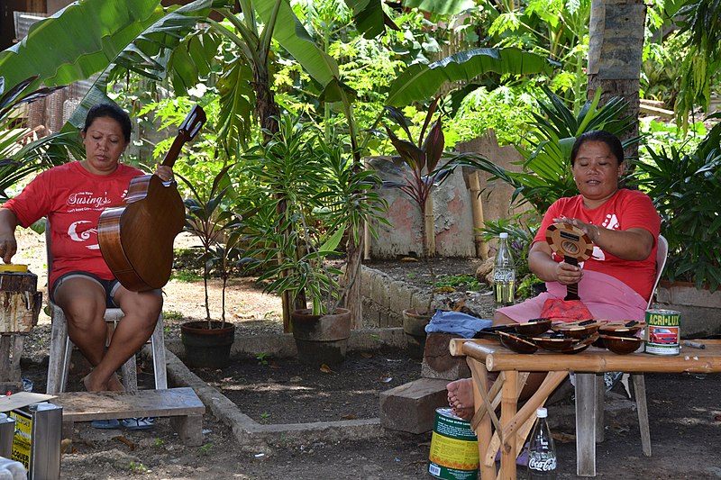 File:Guitar artisans at work (9237844076).jpg