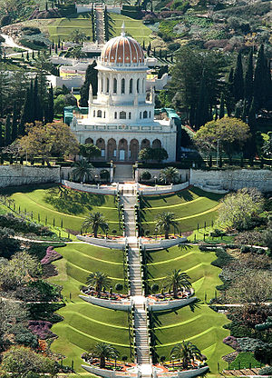 Svatyně Bába a přilehlé zahrady ve světovém centru Bahá'í v Haifě.